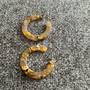 Madewell plastic hoops with yellow swirl
